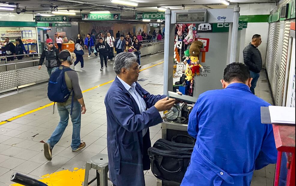 Estos equipos, empleados para detectar artículos como armas blanca o de fuego en algunas estaciones, se encuentran abandonados y con basura. Ayer, personal del Metro comenzó a repararlos, tras el ataque de un hombre que apuñaló a cuatro personas el martes pasado. Foto: Axel Sánchez/EL UNIVERSAL