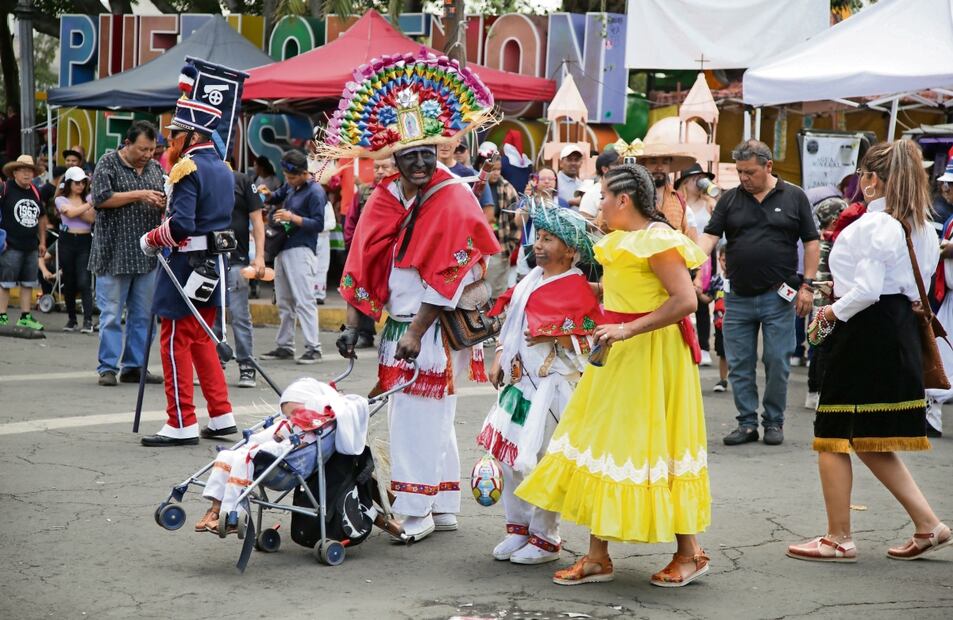 Antes del evento, franceses y zacapoaxtlas convivieron en calles del
Peñón de los Baños Foto: Carlos Mejía / El Universal