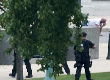 Se entrega hombre que aseguró tener una bomba frente al Capitolio de EU