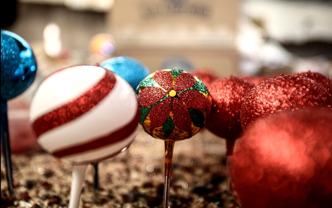 Fabricación de esferas de Navidad en la alcaldía Tláhuac. Fotos: Gabriel Pano/EL UNIVERSAL