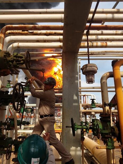 Identifican a trabajador de foto viral durante incendio en refinería