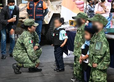 Con niños vestidos de militares promueven cambio de armas reales y de juguete por útiles escolares en Morelos