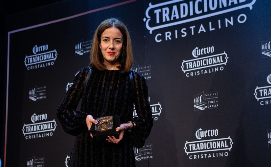 Cecilia Suárez con su Premio José Cuervo, del Festival Internacional de Cine de Morelia. Foto: Rodolfo Ayala / EL UNIVERSAL