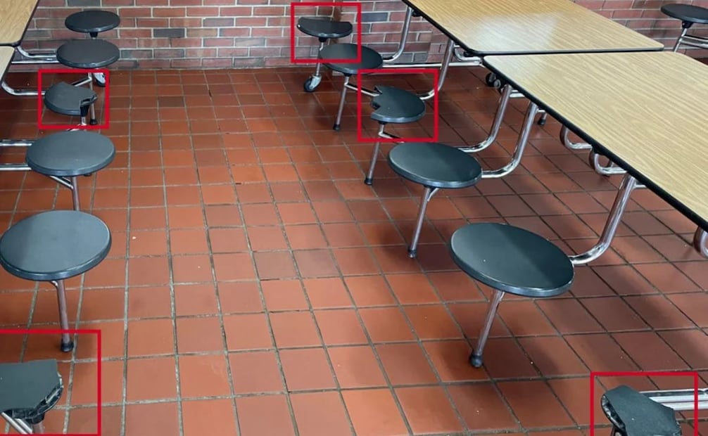En una cafetería se encontraron taburetes rotos con bordes afilados que podrían utilizarse como armas. (27/07/25) Foto: Agencias