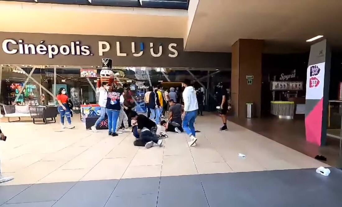 Las plataformas de las cadenas de cine no sorportaron la demanda de boletos para el estreno de Spider Man, por lo que la gente se aglomeró en los complejos en busca de entradas. Foto: Facebook