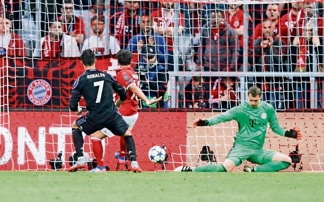 El portero Manuel Neuer evitó que el club bávaro fuera goleado (RONALD WITTEK. EFE)