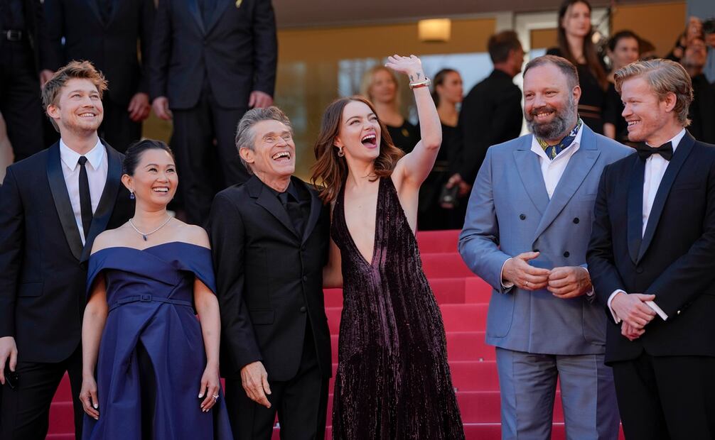 Joe Alwyn, Hong Chau, Willem Dafoe, Emma Stone, el director Yorgos Lanthimos y Jesse Plemons en la alfombra roja de Cannes. Foto: AP