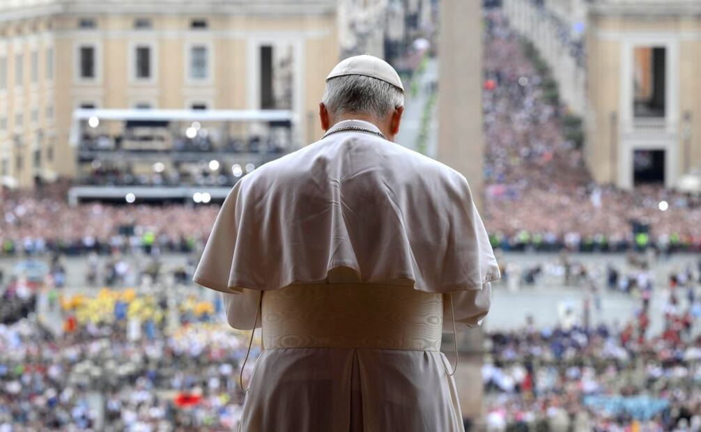Imagen proporcionada por Vatican Media que muestra al Papa León XIV dirigiendo la oración del Regina Caeli desde la logia central de la Basílica de San Pedro, en la Ciudad del Vaticano, el 11 de mayo de 2025. Foto: EFE
