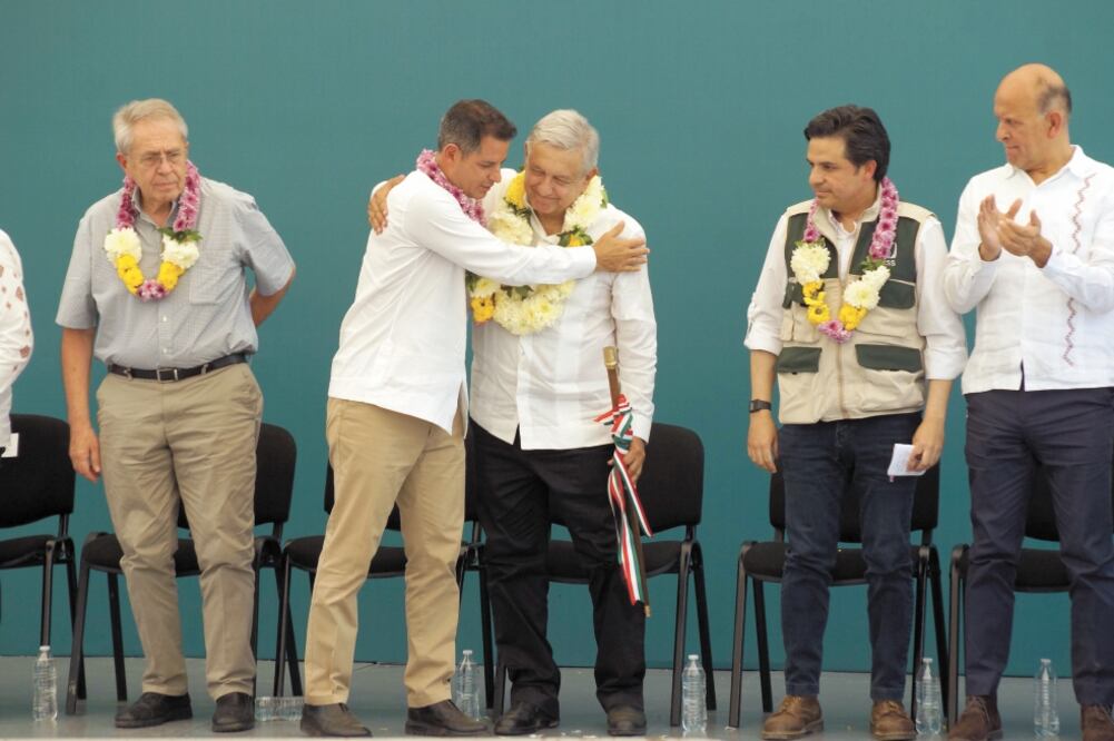 El gobernador de Oaxaca, Alejandro Murat (segundo de izq. a der.), acompañó al presidente Andrés Manuel López Obrador en su gira por la comunidad de Villa Alta. Foto: EDWIN HERNÁNDEZ. EL UNIVERSAL