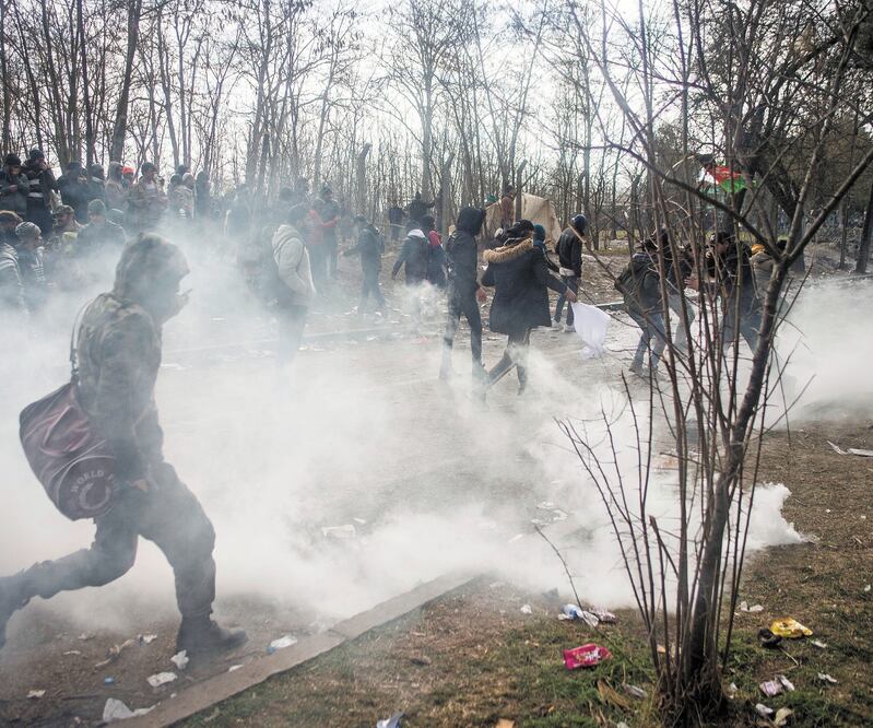 Decenas de migrantes que desean entrar a Grecia, del lado de Turquía, fueron repelidos por camiones cisterna de la policía griega en la zona fronteriza, provincia de Edirne. Miles de personas han llegado a la zona, pero denuncian agresiones de las autorid