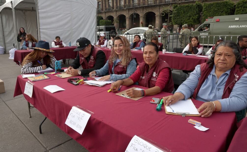 Brugada entrega 20 mil nuevas becas de transporte; buscan hacer el apoyo universal para universitarios. Foto: Especial