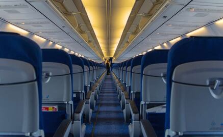 ¿Los espacios entre asientos son un riesgo ante una emergencia aérea?