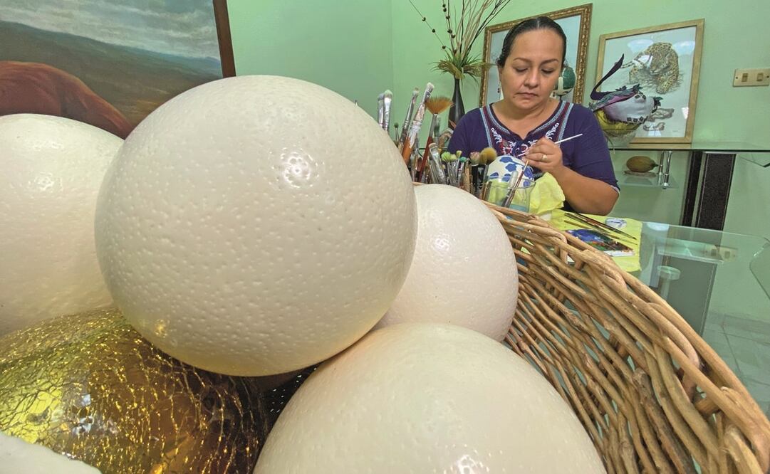 Con estas intervenciones en cascarones de huevo, Dalila quiere mostrar la transformación que han sufrido los médicos con el Covid-19. Foto: Luma López