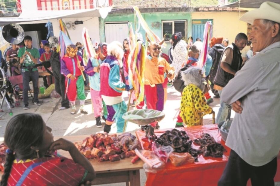 Triquis despiden el carnaval con danzas y color