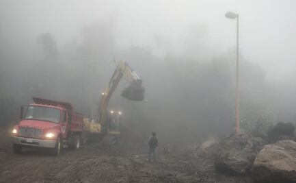 Suman 11 muertos tras derrumbe de edificio en India; equipos de rescate buscan entre los escombros