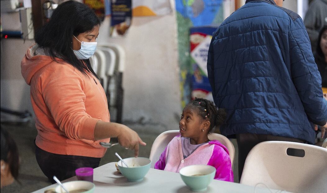 Migrantes varados en México buscan nuevo comienzo, después de que Trump eliminara la vía legal a EU. Foto: AP