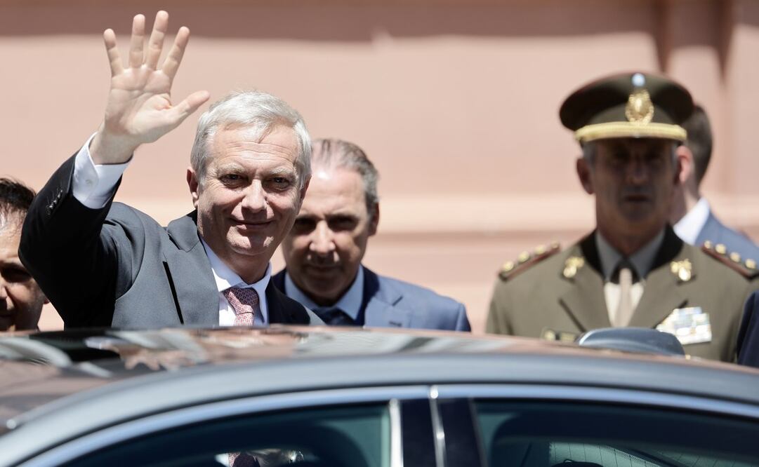 El presidente electo de Chile, José Antonio Kast, saluda a su salida de la Casa Rosada este martes, en Buenos Aires (Argentina). Foto: EFE