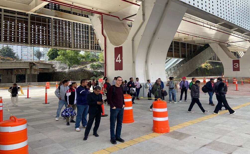Confusión y falta de señalización marcan primer día laboral en la estación Santa Fe del Tren Interurbano México-Toluca. Foto: Juan Carlos Williams
