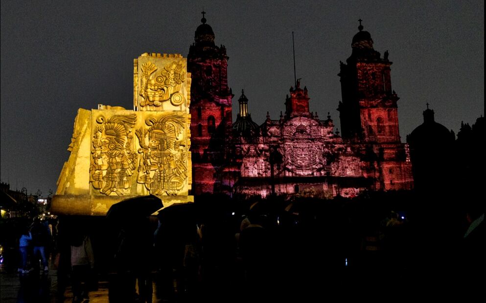 Personas observan la inauguración del videomapping “Memoria luminosa” con motivo de los 700 años de la fundación de México-Tenochtitlán en el Zócalo de la Ciudad de México, el 11 de julio de 2025. Foto: Hugo Salvador /EL UNIVERSAL
