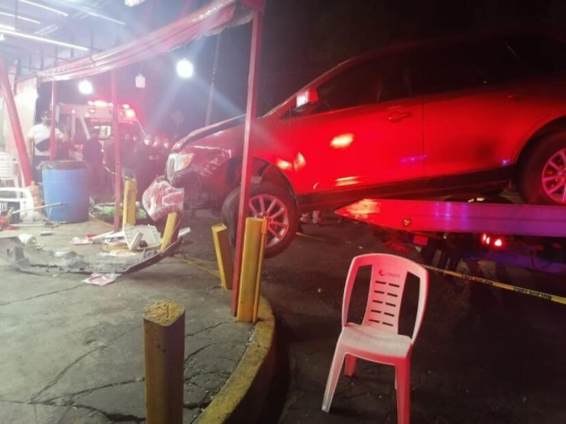 Conductor arrasa con mesas, sillas y hasta la parrilla al chocar contra taquería en Ecatepec 