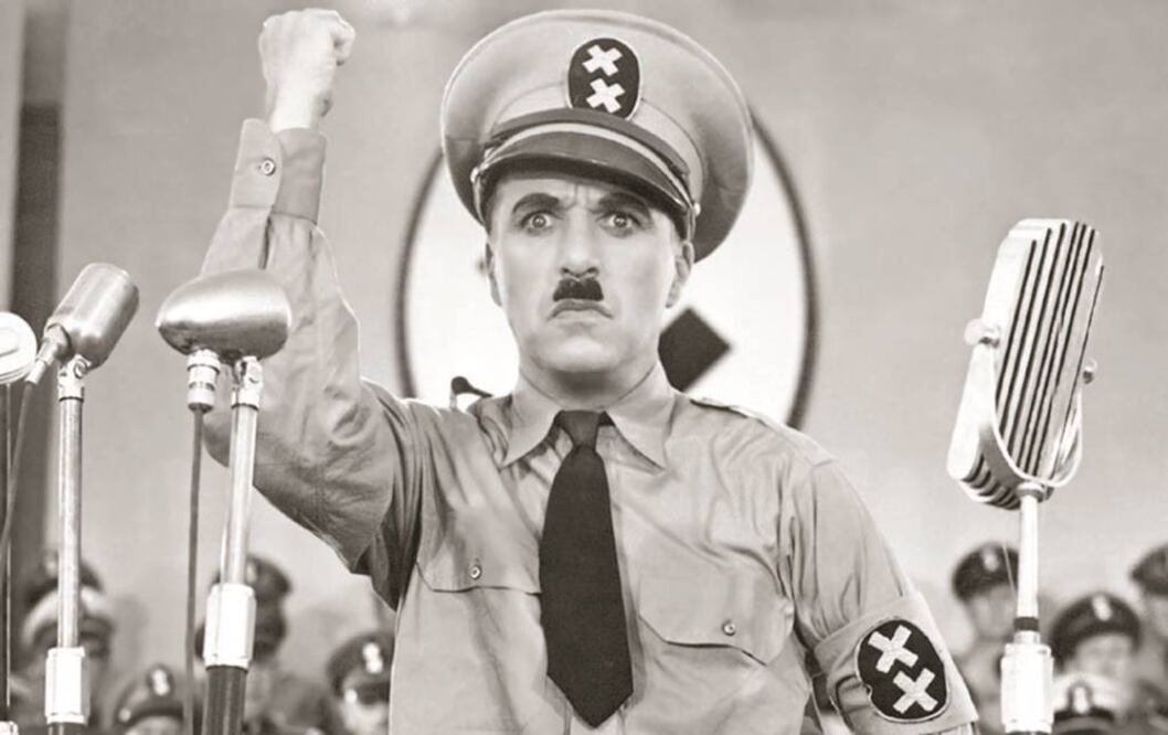 Su estreno se limitó a EU, Reino Unido y México antes de la rendición de Alemania en la II Guerra Mundial. Se mofaba de las ambiciones totalitarias de los fascismos europeos; terminaba con uno de los mejores discursos de la historia del cine/Archivo.