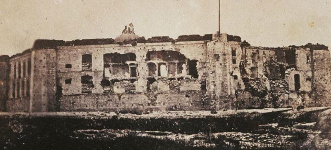 Estragos del sitio en la penitenciaria de Puebla (1863). Foto: Twitter.