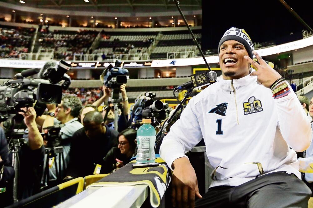 A Cam Newton, quarterback de los Panthers, se le vio muy confiado e hizo alarde de poses durante la ronda de preguntas y respuestas (DAVID J. PHILLIP. AP)