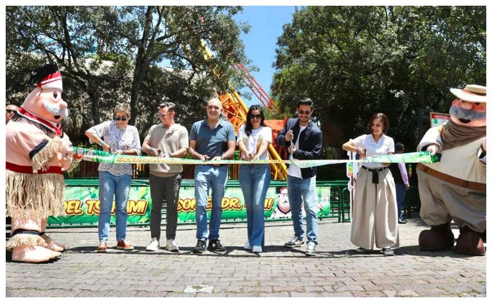 Víctor González Herrera, hijo del Dr. Simi, y representantes de Six Flags México en la reinauguración de la montaña rusa Tsunami que ahora lleva el nombre del Dr. Simi. Imagen: Cortesía de SIx Flags