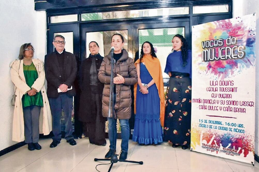 La idea, informaron en conferencia, es descentralizar la vida artística del Zócalo tras el concierto. En la foto, Lila Downs. (BERENICE FREGOSO. EL UNIVERSAL)