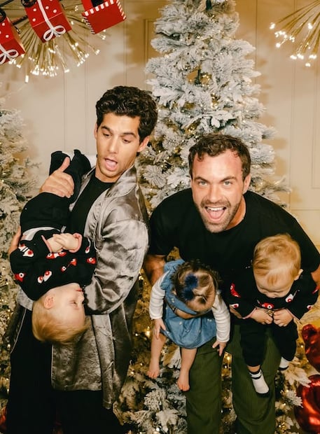 El actor Mauricio Garza comparte momento familiar con su novio Fred Cohen y sus trillizos.