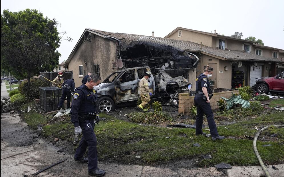 Investigadores inspeccionan el lugar donde una avioneta se estrelló en una calle residencial de San Diego, California, el 22 de mayo de 2025. Foto: AP