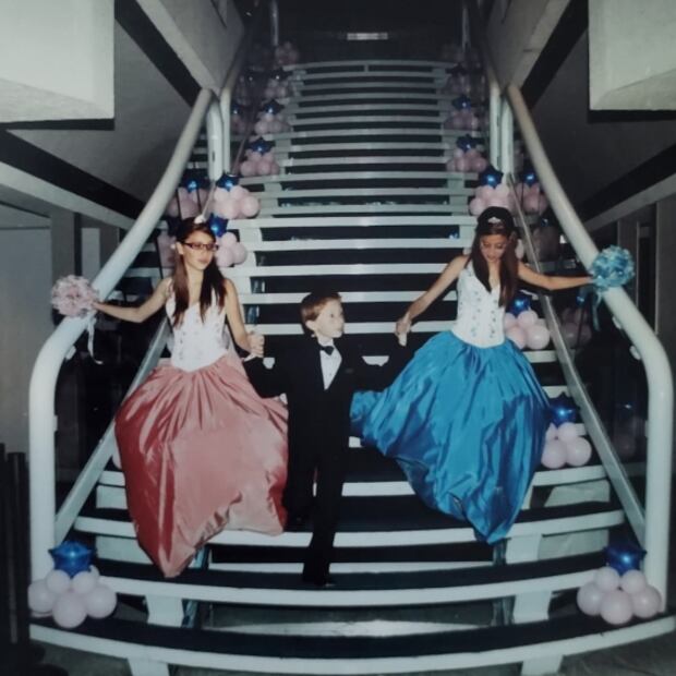 Las tiernas fotos de Octavio Ocaña cuando fue chambelán de sus hermanas