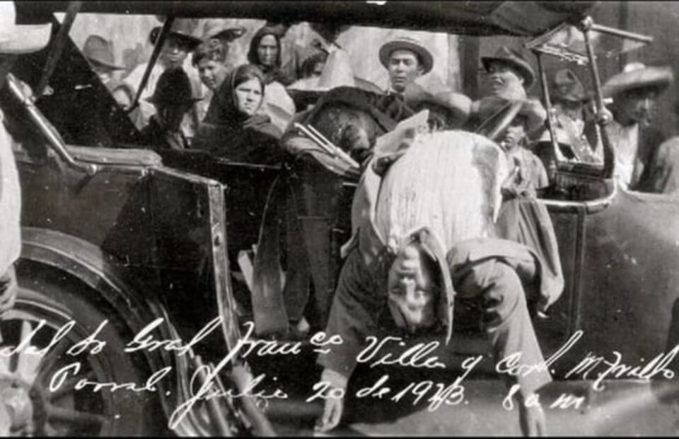 Un año antes, este Dodge habría llevado de Canutillo a Parral a los tres viajeros que fueron desde la capital al norte para conocer a Francisco Villa. El cuerpo del coronel Trillo, amigo de Villa, es una de las imágenes más conocidas del asesinato. INAH.