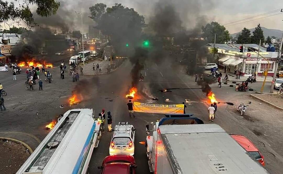 La carretera federal Texcoco-Lechería se encuentra bloqueada en ambos sentidos, lo que ha generado caos vial. Foto: Especial 
