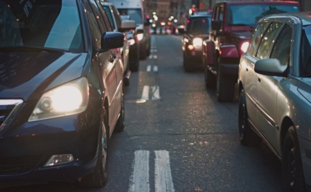 ¿Qué debes hacer si se calienta el motor de tu auto?