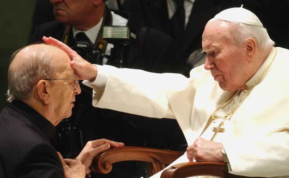 El Papa Juan Pablo II da su bendición a Marcial Maciel, fundador de los Legionarios de Cristo, el 30 de noviembre de 2004. Foto: AP
