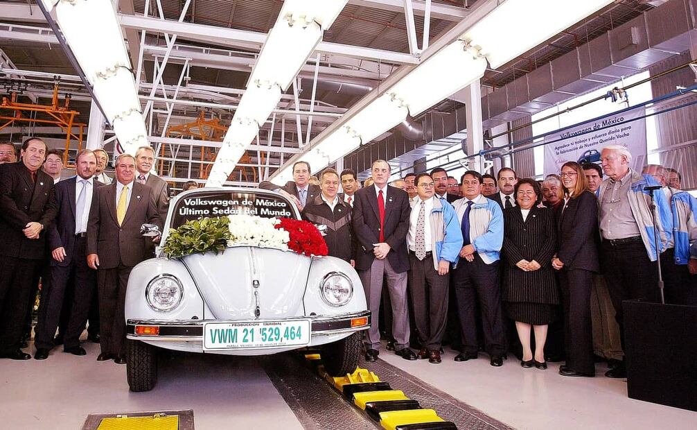 Ejecutivos y trabajadores de la planta VW de Puebla se reunieron para la producción del último vochito del mundo. Después de descontinuar ese modelo, al menos 300 empleados fueron reasignados para atender la fabricación del Jetta y Beetle. Foto: AP/Andrew Winning.