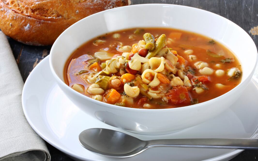 Aprende a preparar la famosa sopa minestrone (foto: istock)