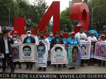 AMLO está actuando como Peña Nieto, acusan padres de los 43 normalistas de Ayotzinapa