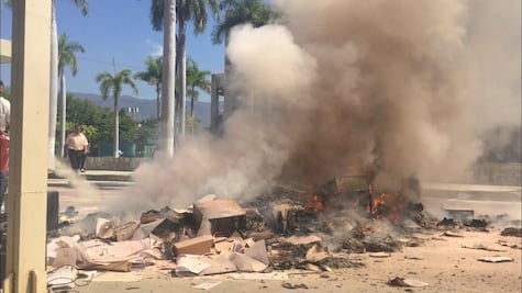 Estudiantes vandalizan Secretaría de Educación en Chiapas; exigen diálogo