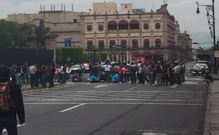 Normalistas retienen autobuses y se movilizan en Morelia