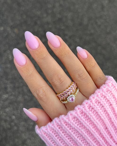 El estilo 'clean nails' se puede lucir en rosa en febrero. Foto: Instagram @nails_by_annabel_m
