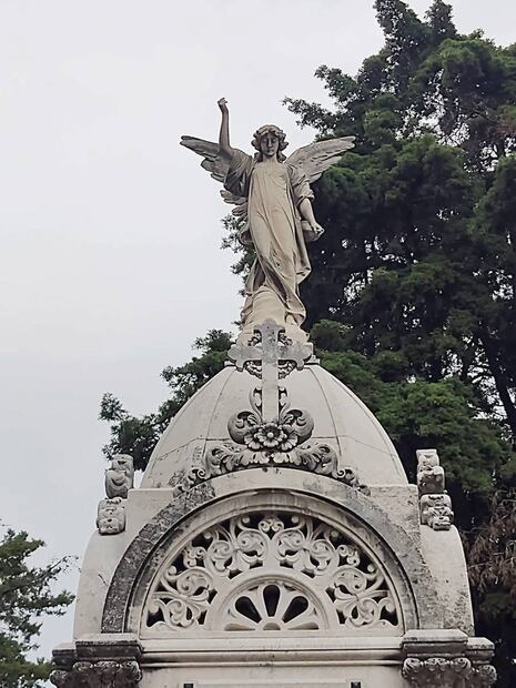 Algunos mausoleos descartan los techos planos para usar en su lugar cúpulas, o techos con forma de bóveda semi esférica. Foto: Alicia Vázquez.