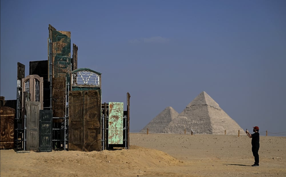 “Puertas de El Cairo”, del artista Alexandre Farto, también conocido como Vhils, cerca del complejo de las pirámides de Guiza, en Guiza, Egipto, el 11 de noviembre de 2025. Foto: EFE