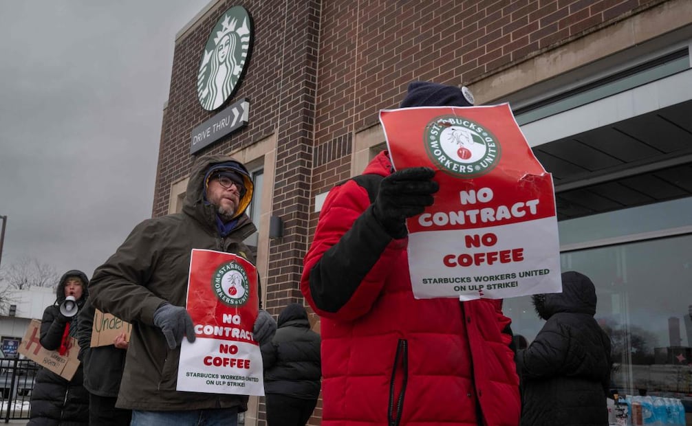 El año pasado, los trabajadores de Starbucks iniciaron una huelga de cinco días en protesta por la falta de avances en las negociaciones contractuales. Foto: AFP