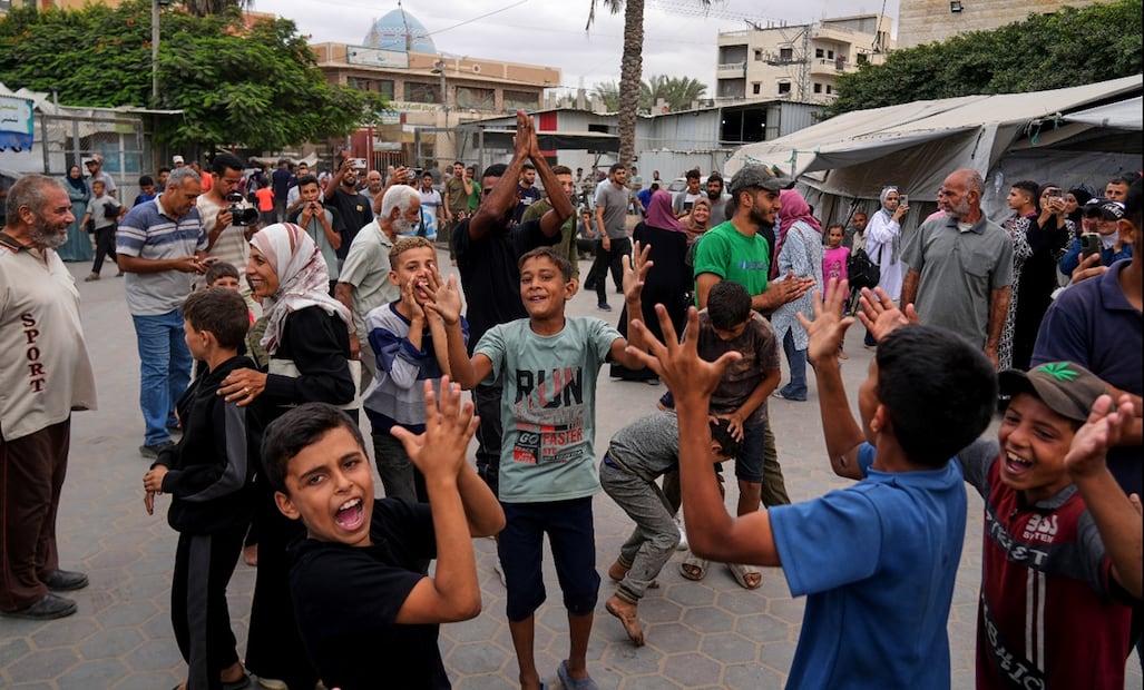 Niños palestinos celebran tras el anuncio de que Israel y Hamás acordaron la primera fase de un plan de paz para detener los combates, frente al Hospital Al-Aqsa en Deir al-Balah, en el centro de la Franja de Gaza, el jueves 9 de octubre de 2025. Foto: AP