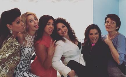 Eva Longoria y Gloria Estefan, en "Jane the Virgin"