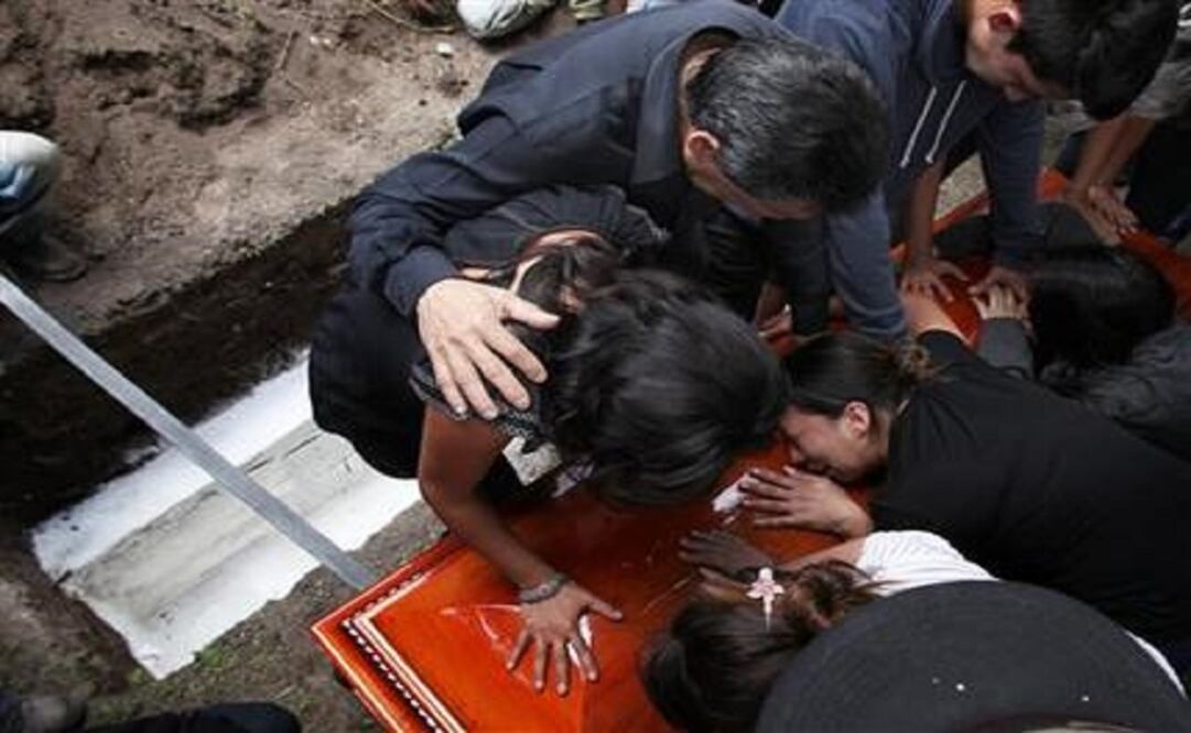 The family of murdered photojournalist Ruben Espinosa are overcome with grief during his funeral service in Mexico City on Aug. 3, 2015. (Photo: AP)
