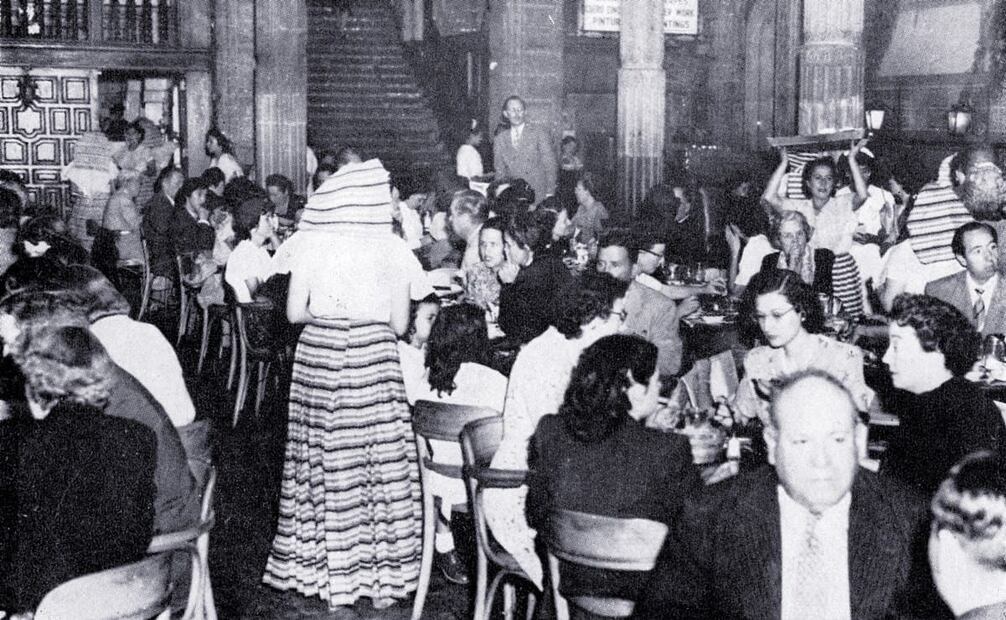Esta foto de una mesera de espaldas, al interior de la Casa de los Azulejos, permite apreciar el tocado o cofia del uniforme original. ESPECIAL.