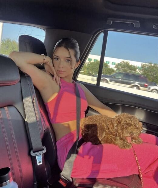 Ángela Aguilar no pierde el estilo ni en pants y coleta